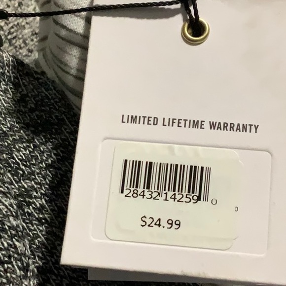 Herschel salt and pepper hat, brand new with tags… 🇨🇦 where it’s chilly a lot. - Picture 4 of 4